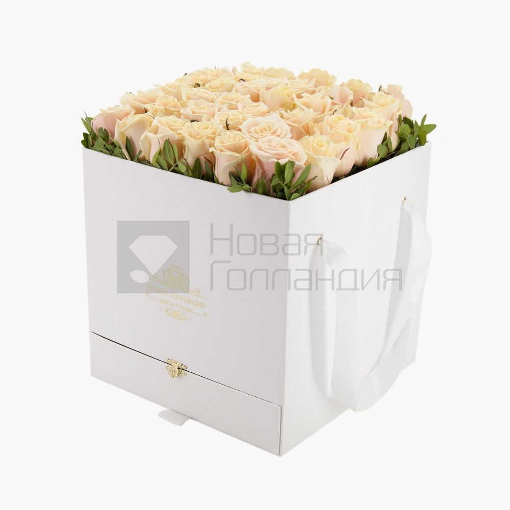 35 кремовых роз в большой белой коробке шкатулке с макарунсами №470