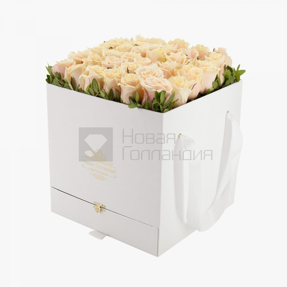 35 кремовых роз в большой белой коробке шкатулке с макарунсами №470
