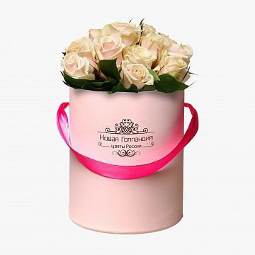 15 нюдовых роз в маленькой розовой шляпной коробке №340 15 нюдовых роз в маленькой розовой шляпной коробке №340