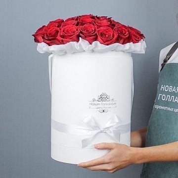 35 роз Премиум Эквадор в белой шляпной коробке №604