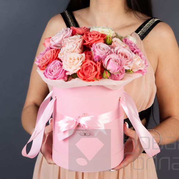 Пионовидные кустовые розы микс в розовой шляпной коробке №741