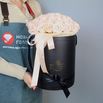 51 нюдовая роза в большой черной шляпной коробке №313 51 нюдовая роза в большой черной шляпной коробке №313