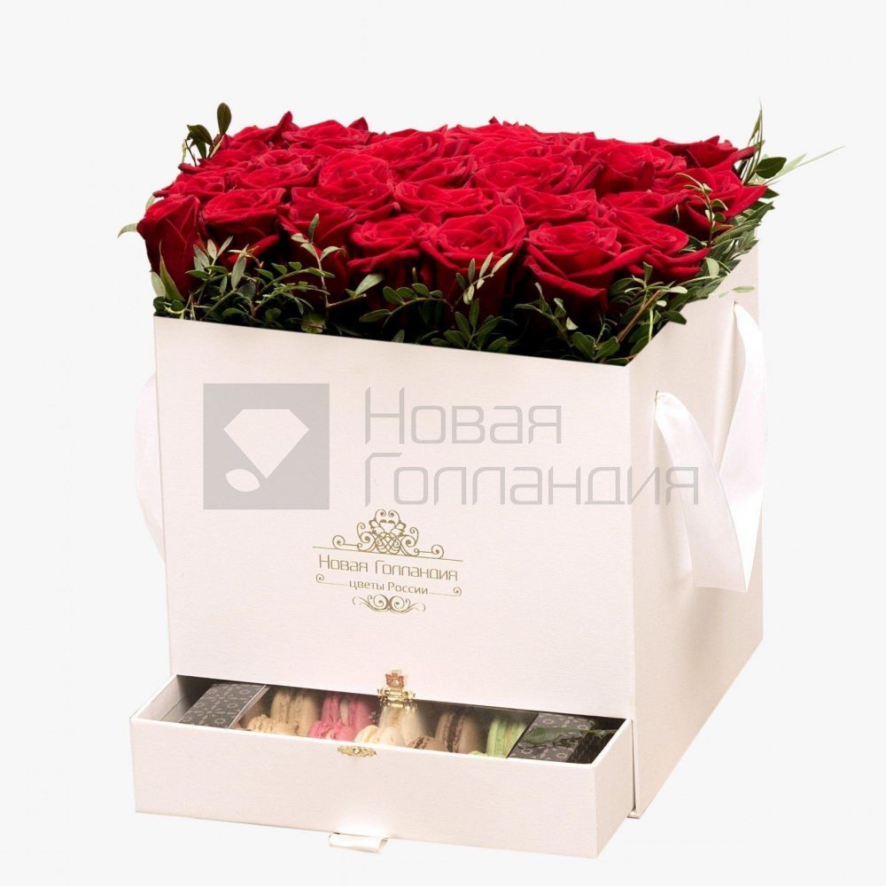 35 красных роз в большой белой коробке шкатулке с макарунсами №461