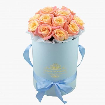 15 персиково-розовых роз в маленькой голубой шляпной коробке	№573 15 персиково-розовых роз в маленькой голубой шляпной коробке	№573
