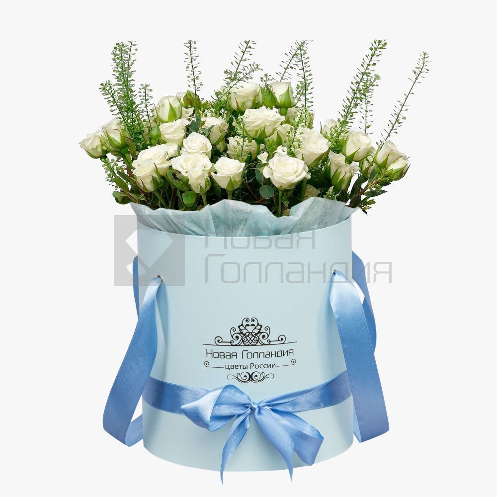Белые кустовые розы в голубой шляпной коробке №695
