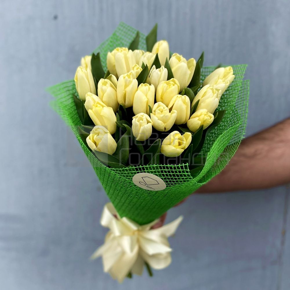 Букет 25 кремовых тюльпанов