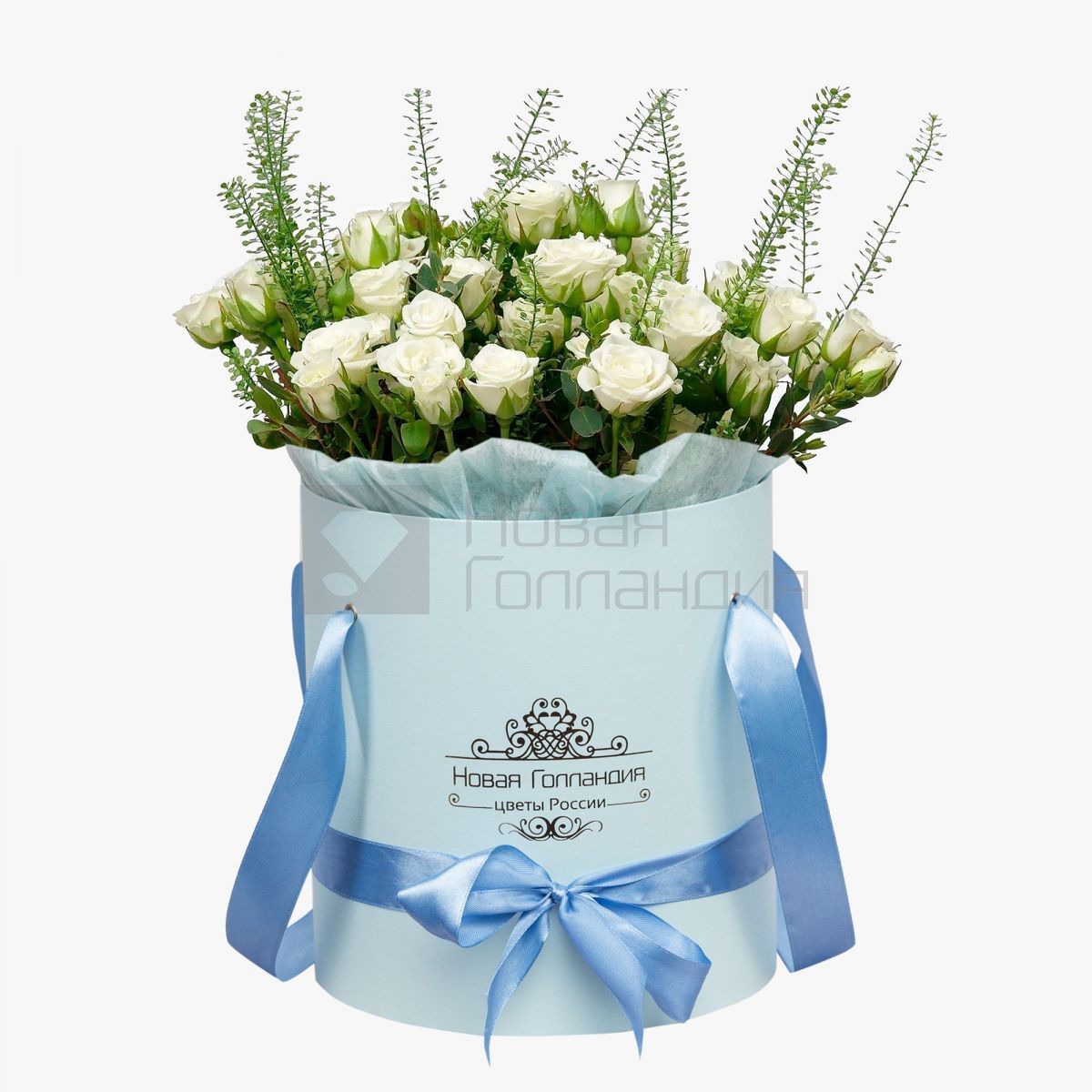 Белые кустовые розы в голубой шляпной коробке №695