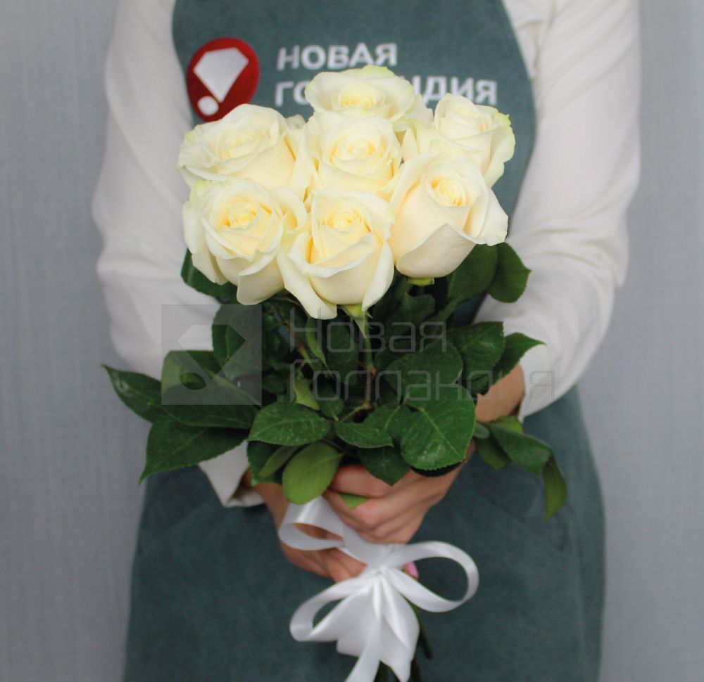 7 белых роз Эквадор 50 см