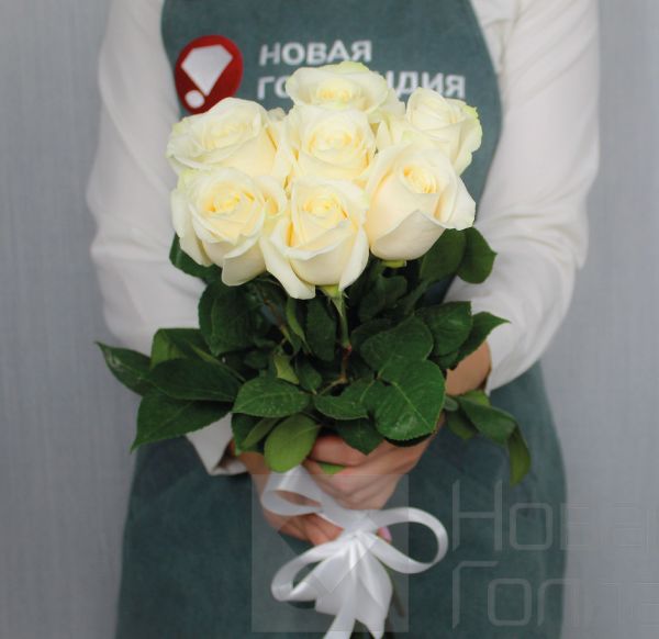7 белых роз Эквадор 50 см