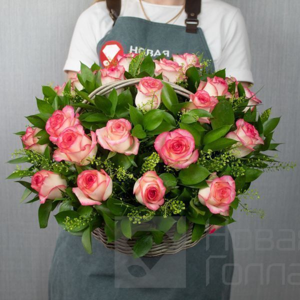 25 розовых роз в корзине LUX