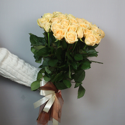 25 кремовых роз 70 см