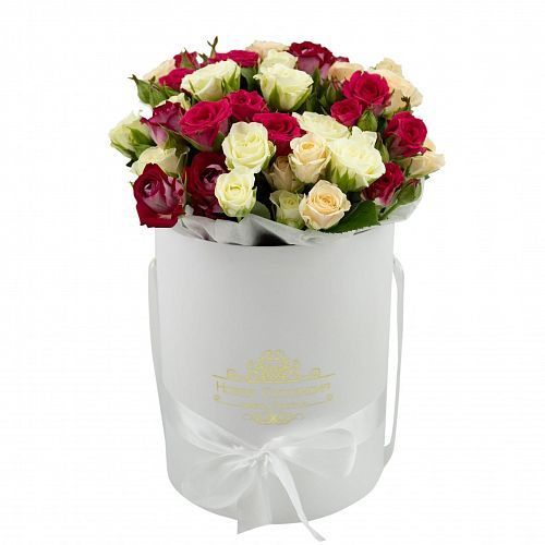 Кустовые розы в маленькой белой шляпной коробке 