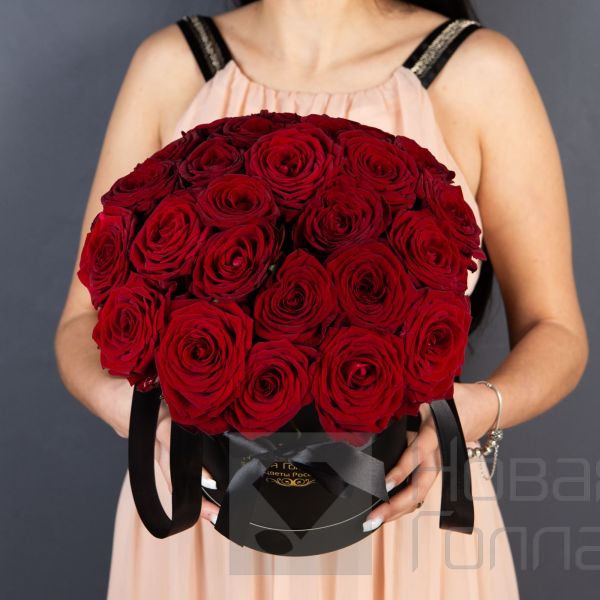 25 красных роз в черной шляпной коробке №49