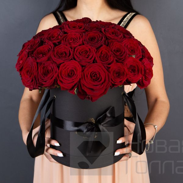 51 Красная роза в большой черной шляпной коробке №212