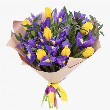 Букет из ирисов и тюльпанов
