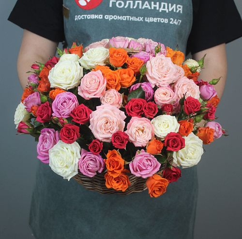 Композиция из 15 кустовых роз микс в маленькой корзине