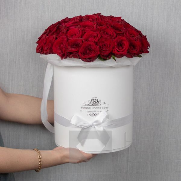 51 Красная роза в большой белой шляпной коробке №213