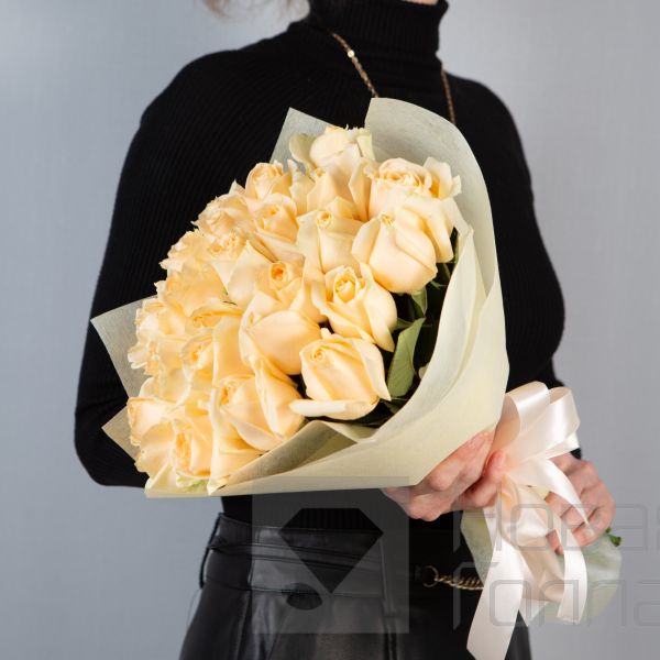 Букет 25 кремовых роз Кения 40 см в упаковке