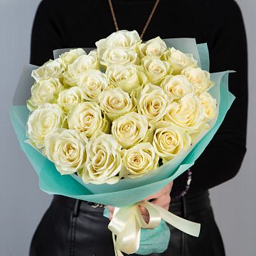 Букет 25 белых роз Кения 40 см в упаковке Букет 25 белых роз Кения 40 см в упаковке