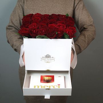 35 красных роз в большой белой коробке шкатулке с конфетами Merci 35 красных роз в большой белой коробке шкатулке с конфетами Merci