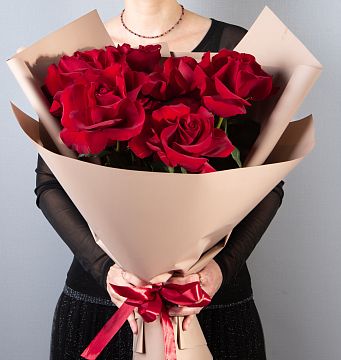 Букет 7 красных французских роз "Пантера" Букет 7 красных французских роз "Пантера"