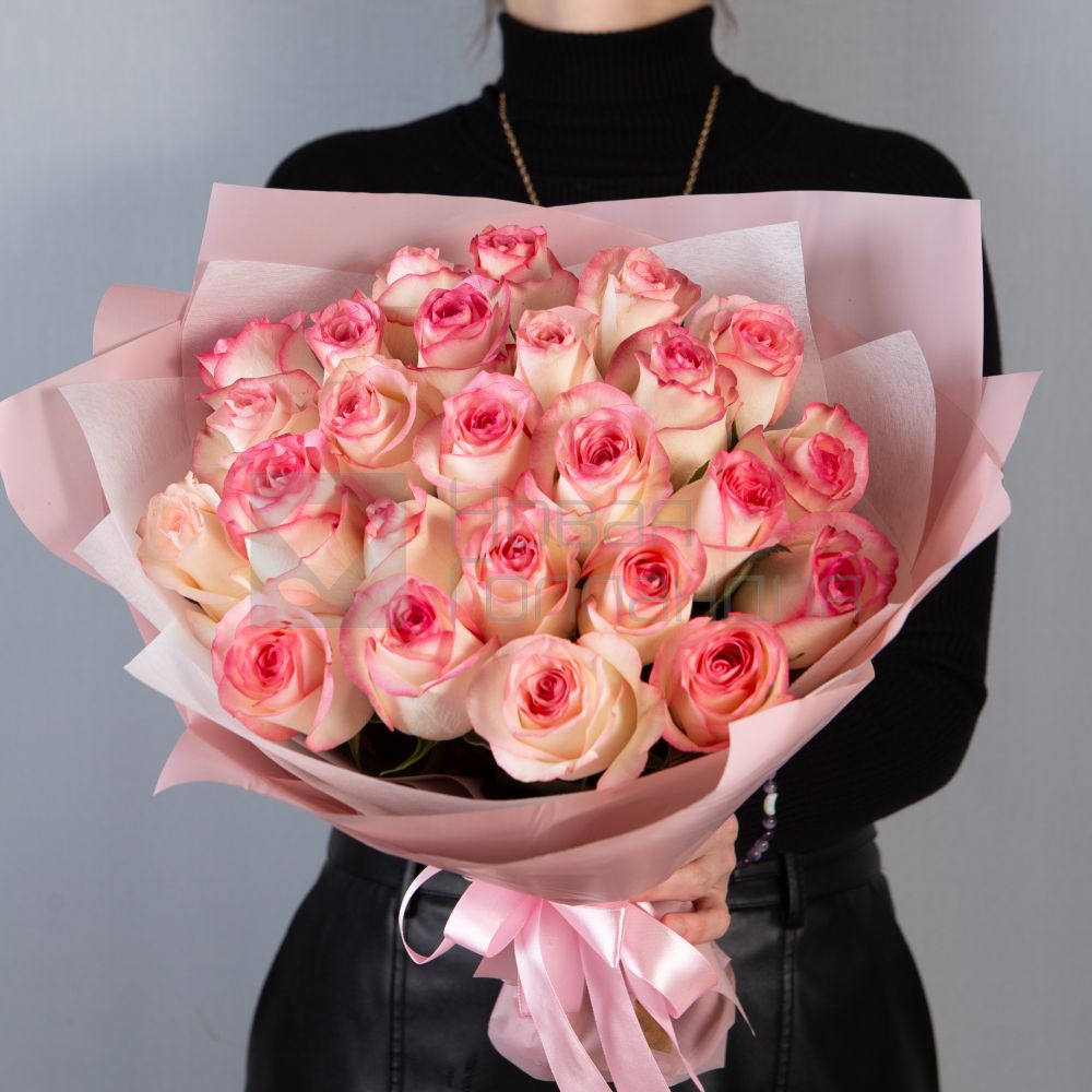 Букет 25 розовых роз с каймой Кения 40 см в упаковке