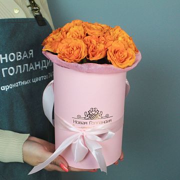 15 оранжевых роз в маленькой розовой шляпной коробке №207 15 оранжевых роз в маленькой розовой шляпной коробке №207