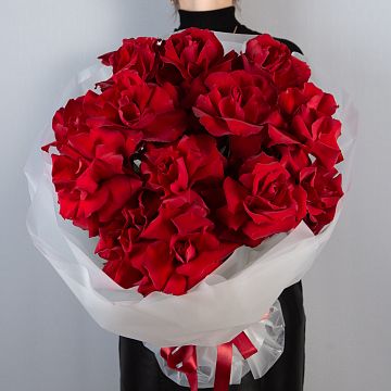 Букет 15 французских красных роз в упаковке 