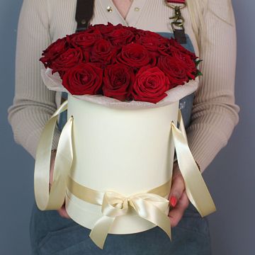 25 красных роз в бежевой шляпной коробке 25 красных роз в бежевой шляпной коробке