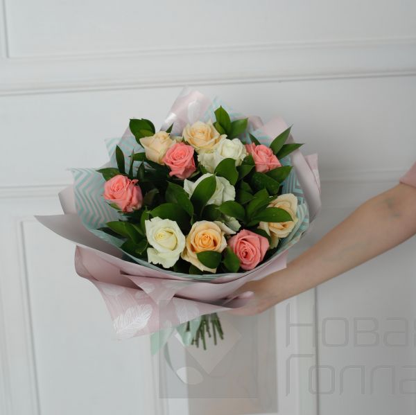 Букет 11 разноцветных роз с декором
