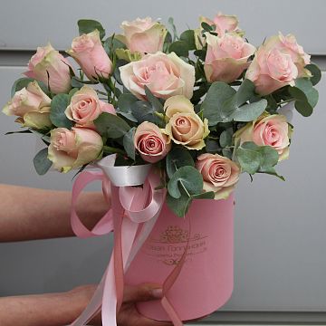 15 нюдовых роз Кения в розовой шляпной коробке 15 нюдовых роз Кения в розовой шляпной коробке