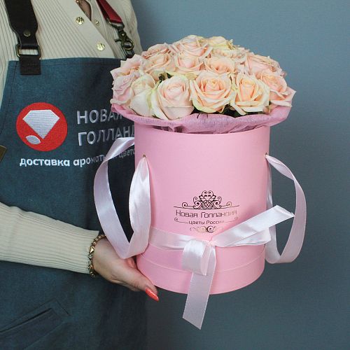 25 нюдовых роз в розовой  шляпной коробке  639