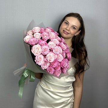 Букет 15 малиновых кустовых пионовидных роз 40 см Букет 15 малиновых кустовых пионовидных роз 40 см