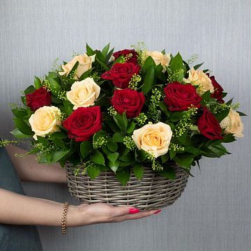 Купить подарочные корзины из цветов с доставкой по Минску - интернет магазин Цветочник