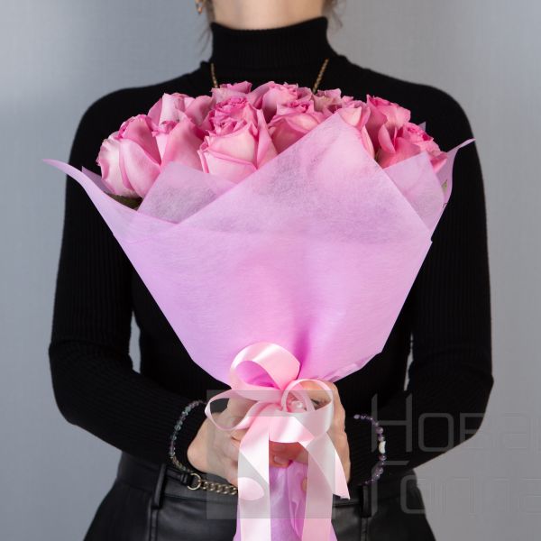 Букет 25 розовых роз Кения 40 см в упаковке