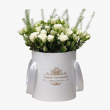 Белые кустовые розы в белой шляпной коробке №20