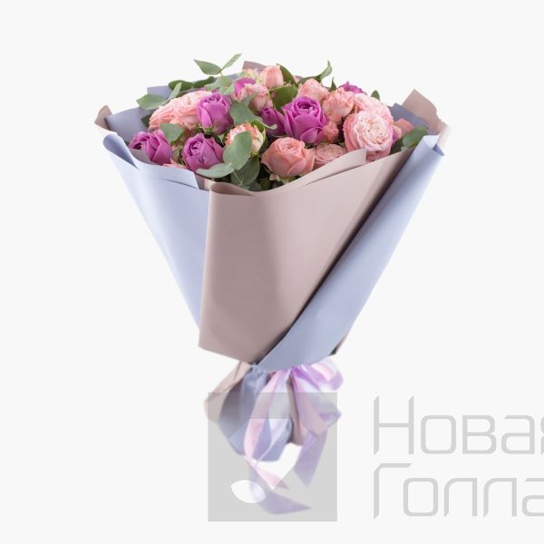 Букет 15 пионовидных кустовых роз микс с эвкалиптом 40 см