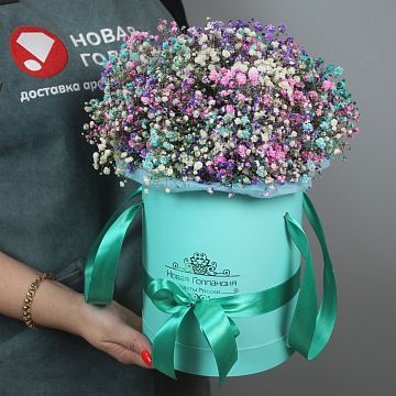 7 радужных гипсофил в шляпной коробке 7 радужных гипсофил в шляпной коробке