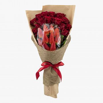 Букет из красных роз и клубники