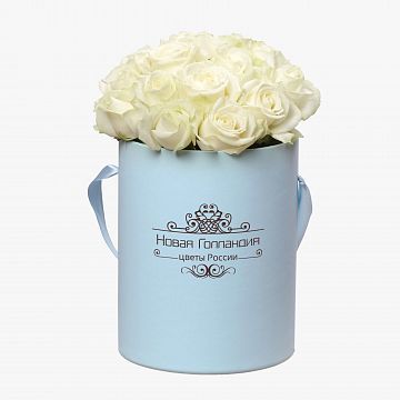 15 белых роз в маленькой голубой шляпной коробке №197 15 белых роз в маленькой голубой шляпной коробке №197