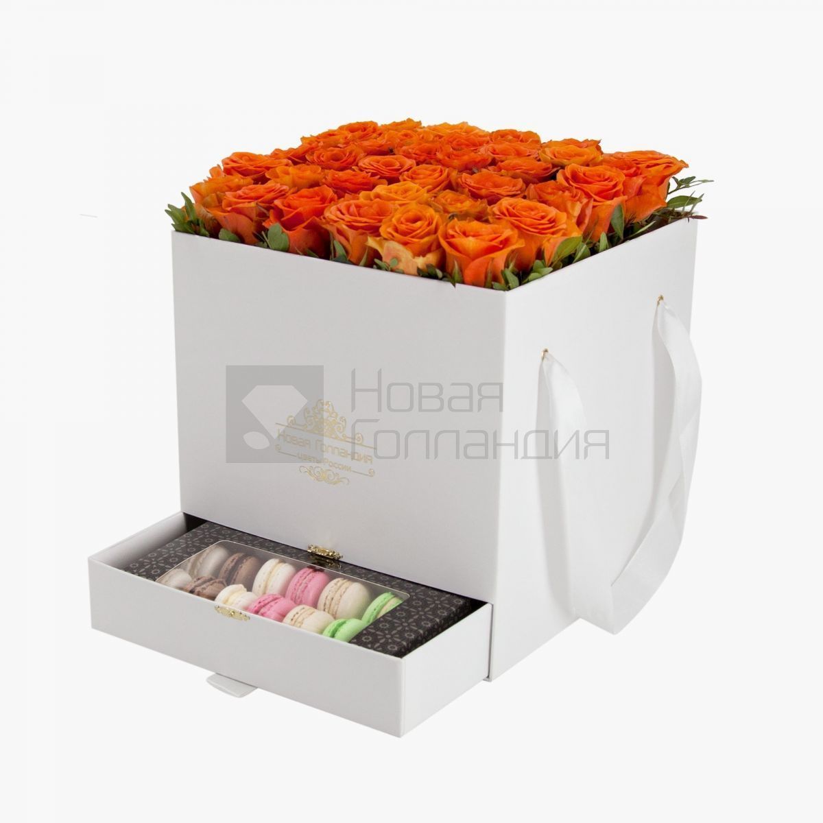 35 оранжевых роз в большой белой коробке шкатулке с макарунсами №472