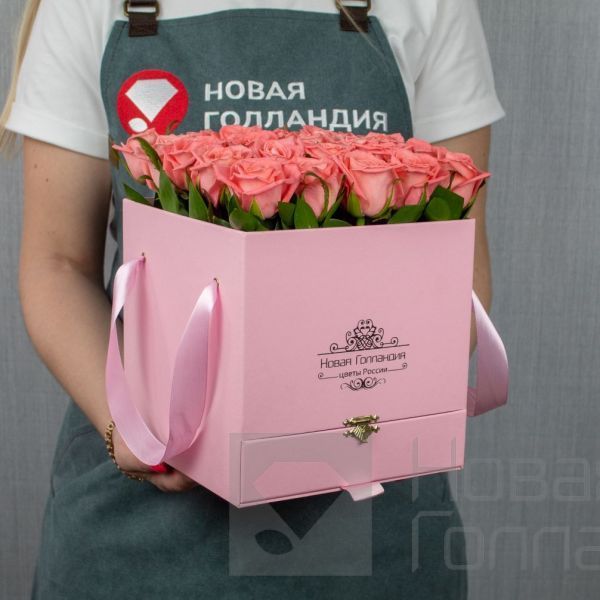 Розовая коробка шкатулка 25 коралловых роз Raffaello в подарок