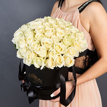 51 Белая роза в большой черной шляпной коробке №214