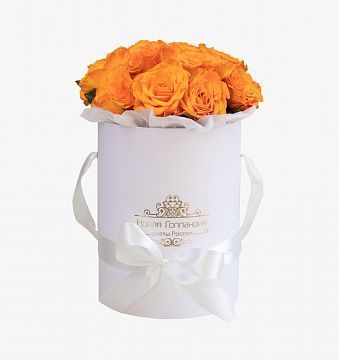 15 оранжевых роз в белой маленькой шляпной коробке №595 15 оранжевых роз в белой маленькой шляпной коробке №595