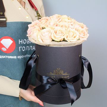 25 нюдовых роз в черной  шляпной коробке № 640 25 нюдовых роз в черной  шляпной коробке № 640