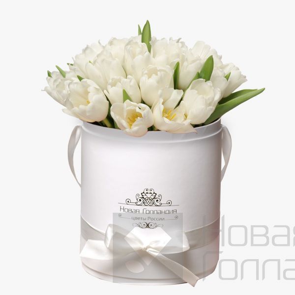 35 белых тюльпанов в белой шляпной коробке №111