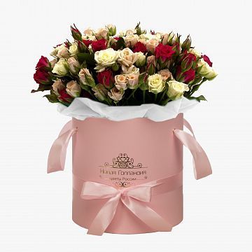 Кустовые розы ассорти в большой розовой коробке №704 Кустовые розы ассорти в большой розовой коробке №704