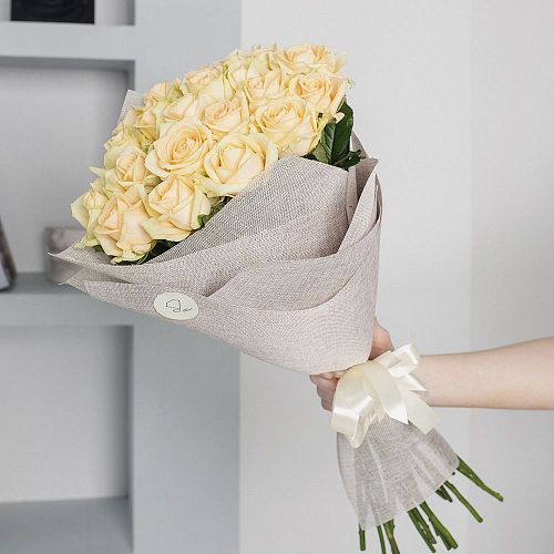 Букет 21 кремовая роза 60см