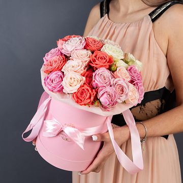 Пионовидные кустовые розы микс в розовой шляпной коробке №741