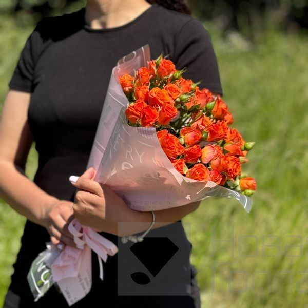 Букет 11 оранжевых кустовых роз